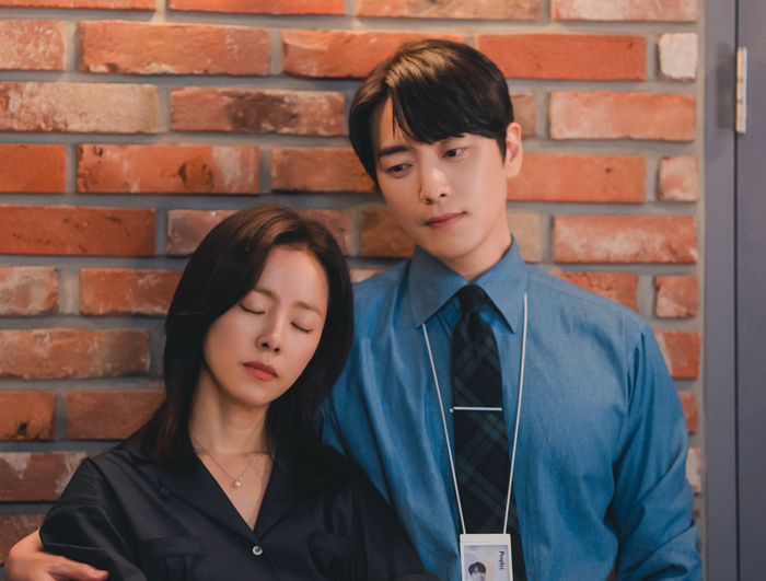Love Scout xoay quanh nữ CEO Kang Ji Yun và nam thư ký Yu Eun Ho. Ảnh: NSX&nbsp;
