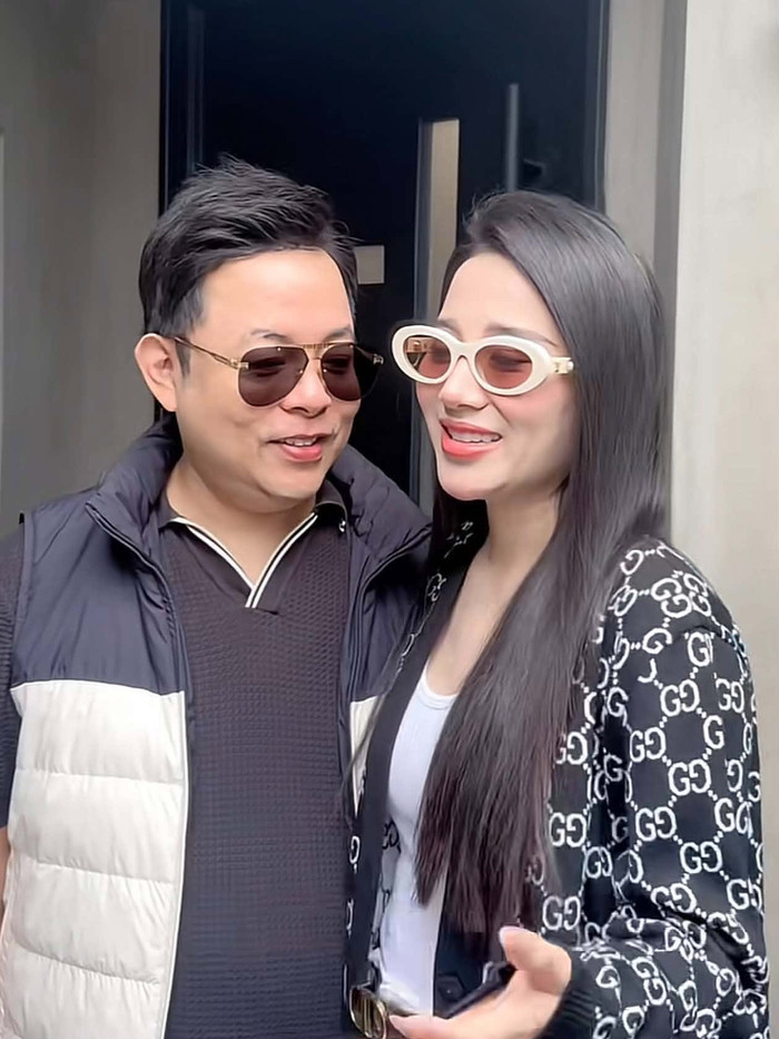 Nữ ca sĩ muốn đến thắp hương cho mẹ Quang Lê cũng như an ủi nam ca sĩ.