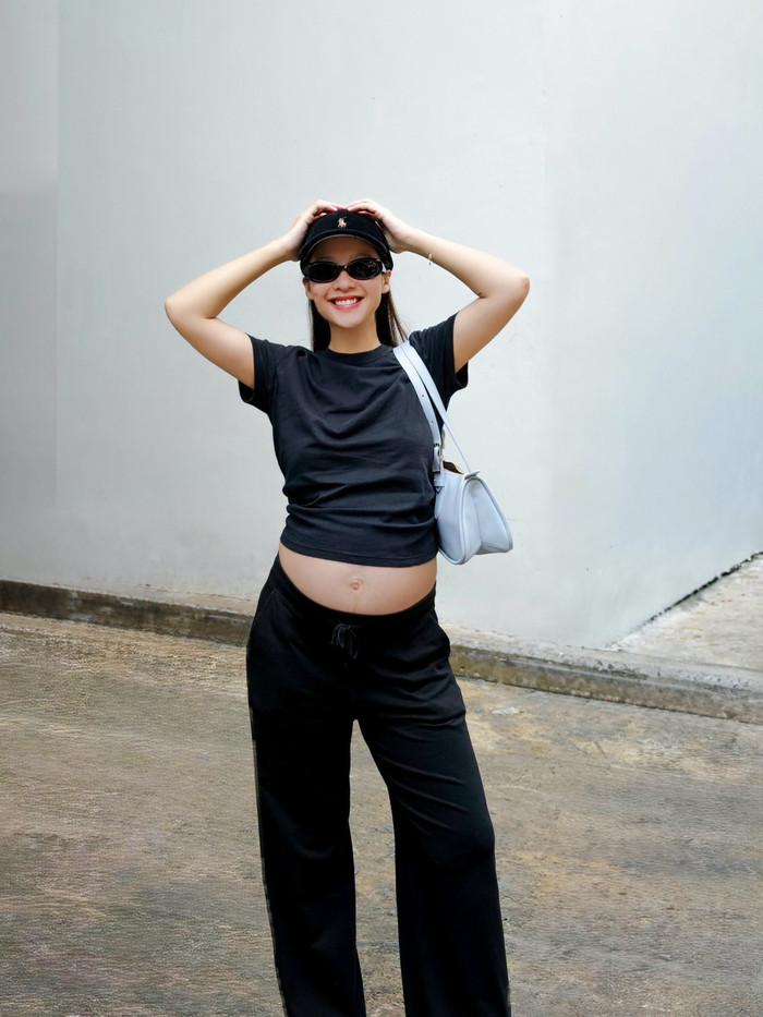 Khả Ngân công khai mang thai con đầu lòng.