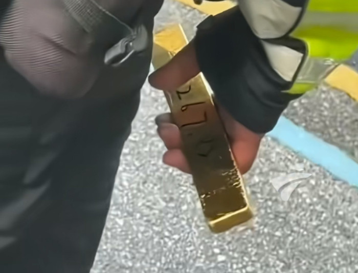 Thỏi vàng được nam shipper giao nộp cho cảnh sát giao thông. Ảnh cắt từ clip do cư dân mạng Trung Quốc quay được.&nbsp;