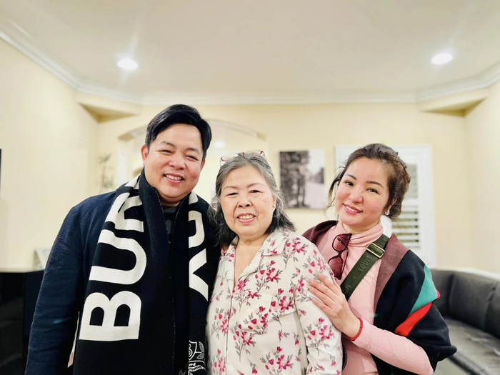 Quang Lê chụp ảnh cùng mẹ và nghệ sĩ Thúy Nga.&nbsp;