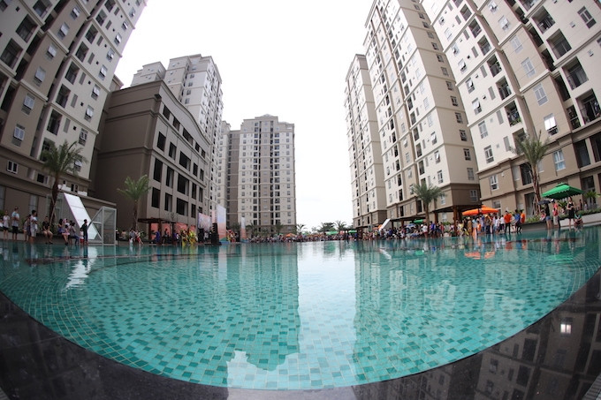 Hồ bơi có tổng diện tích khoảng 1.800m2, chiều dài hơn 70m.
