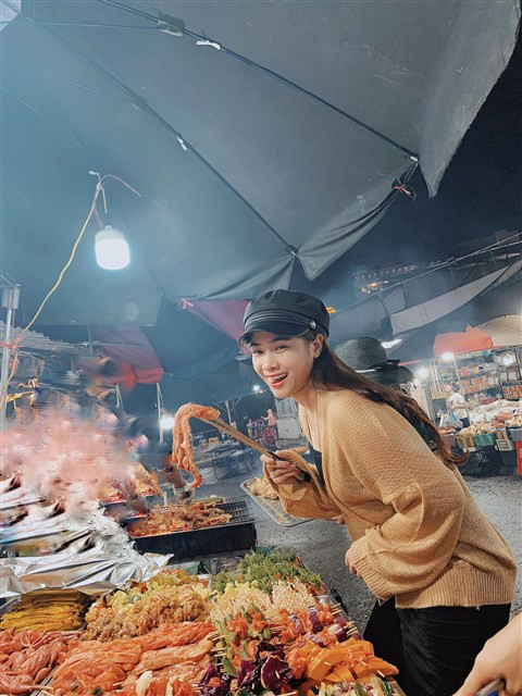 Du khách ghế ăn uống những quán ven đường thay vì đến nhà hàng sang trọng, đây là một trải nghiệm thú vị khi đến Tam Đảo. Ảnh: Sưu tầm