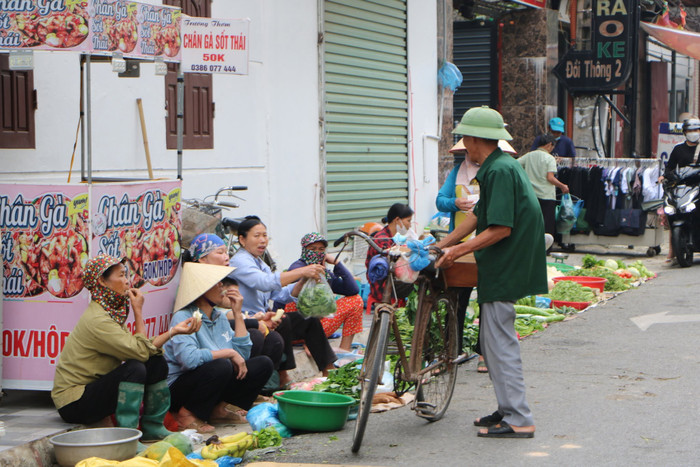 Đen Vâu về quê cùng Hoàng Thùy Linh thăm Tam Đảo, thử đi chợ quê thay vì chỉ tìm quán ăn nổi tiếng Ảnh 2