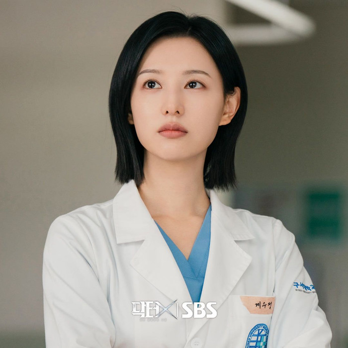 Bộ phim mới Doctor X đánh dấu màn trở lại của Kim Ji Won sau hai năm vắng bóng trên màn ảnh.&nbsp;