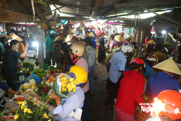 Khung cảnh gần gũi ở chợ quê Nghệ An. Ảnh: báo Nghệ An