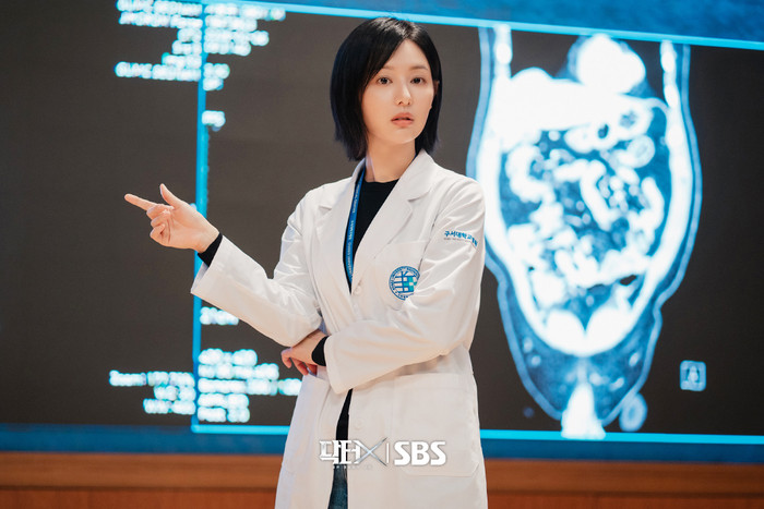 Tác phẩm Doctor X xoay quanh Gye Soo Jung, nữ bác sĩ phẫu thuật thiên tài do Kim Ji Won thủ vai.