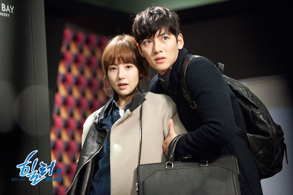 Healer kết hợp tình cảm, hành động và bí ẩn qua câu chuyện về Seo Jung Hoo (Ji Chang Wook), người chuyên thực hiện các nhiệm vụ bí mật theo hợp đồng. Anh mơ ước sống trên một hòn đảo xa xôi, nhưng cuộc sống thay đổi khi nhận nhiệm vụ liên quan đến nữ phóng viên Chae Young Shin (Park Min Young). Trong quá trình điều tra, cả hai dần phát hiện những bí mật gắn với quá khứ, đồng thời bị cuốn vào các tình huống nguy hiểm. Sự đan xen giữa những tình tiết căng thẳng và mối quan hệ tình cảm giúp bộ phim duy trì sức hút, trong khi chuyện tình của hai nhân vật đem lại những khoảng lặng cảm xúc. Đây là lựa chọn phù hợp với khán giả muốn tìm kiếm một tác phẩm vừa lãng mạn, vừa có yếu tố kịch tính.
