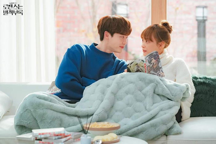 Lấy bối cảnh ngành xuất bản, Romance Is a Bonus Book kể về Kang Dan Yi (Lee Na Young), cựu nhân viên quảng cáo từng thành công nhưng phải bắt đầu lại sau khi ly hôn và thất nghiệp. Cô tìm được công việc tại một công ty xuất bản, nơi có Cha Eun Ho (Lee Jong Suk), người bạn lâu năm đồng thời là nhà văn và tổng biên tập trẻ tuổi. Khi Dan Yi từng bước xây dựng lại sự nghiệp, tình bạn giữa hai người cũng dần chuyển thành tình yêu. Sức hút của bộ phim nằm ở hành trình làm lại cuộc đời và sự thay đổi trong mối quan hệ vốn thân thiết. Không gian nhà xuất bản, những cuốn sách cùng nhịp sống gần gũi tạo nên bầu không khí ấm áp, phù hợp với khán giả yêu thích chuyện tình phát triển từ tình bạn và chủ đề về những cơ hội thứ hai.