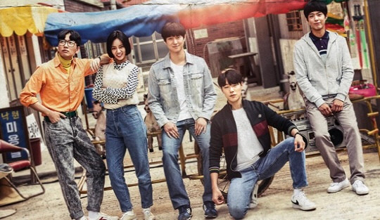 Lấy bối cảnh Seoul vào cuối thập niên 1980, Reply 1988 xoay quanh năm người bạn Deok Sun (Hyeri), Jung Hwan (Ryu Jun Yeol), Sun Woo (Go Kyung Pyo), Dong Ryong (Lee Dong Hwi) và Choi Taek (Park Bo Gum). Lớn lên cùng nhau trong một khu phố, họ chia sẻ những năm tháng học trò, rung động đầu đời và các biến cố gia đình. Những câu chuyện riêng đan xen tạo nên bức tranh về tình bạn, tình thân và cuộc sống của một thế hệ. Tác phẩm ghi dấu ấn nhờ những bữa cơm gia đình, căn bếp quen thuộc, tình cảm hàng xóm và các niềm vui nhỏ bé. Bên cạnh tiếng cười, bộ phim còn gợi nhắc về sự đổi thay của con người và các mối quan hệ theo thời gian. Sự đan xen giữa hài hước và xúc động khiến Reply 1988 trở thành lựa chọn phù hợp với khán giả yêu thích những câu chuyện giàu tính hoài niệm.