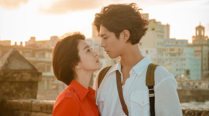 Encounter xoay quanh Cha Soo Hyun (Song Hye Kyo), nữ giám đốc khách sạn đã trải qua cuộc hôn nhân không hạnh phúc và nỗ lực xây dựng lại cuộc sống. Trong chuyến công tác đến Cuba, cô gặp Kim Jin Hyuk (Park Bo Gum), chàng trai trẻ có tính cách phóng khoáng. Cuộc gặp gỡ tình cờ mở ra một mối quan hệ tình cảm, nhưng sự khác biệt về địa vị xã hội cùng những kỳ vọng xung quanh khiến tình yêu của họ đối diện nhiều trở ngại. Bộ phim khai thác cảm giác cô đơn, khát vọng tự do và khả năng tìm thấy hạnh phúc ở những nơi không ngờ tới. Với câu chuyện tình lãng mạn pha chút man mác buồn cùng cách kể giàu chất suy tư, Encounter phù hợp với những buổi tối người xem muốn dành thời gian cho các cảm xúc nhẹ nhàng.