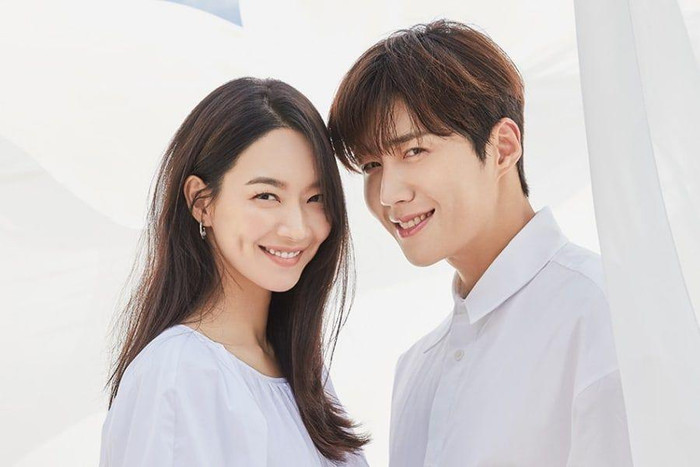 Hometown Cha-Cha-Cha đưa khán giả đến làng biển Gongjin, nơi nữ nha sĩ Yoon Hye Jin (Shin Min Ah) chuyển đến sinh sống và mở phòng khám sau khi rời Seoul. Tại đây, cô thường xuyên gặp Hong Du Sik (Kim Seon Ho), người đàn ông đa tài được dân làng gọi thân mật là Trưởng Hong. Sự khác biệt trong tính cách khiến hai người có nhiều va chạm ban đầu, nhưng những lần tiếp xúc dần giúp họ hiểu nhau hơn. Cộng đồng cư dân Gongjin cũng trở thành một phần quan trọng trong hành trình của cả hai. Điểm nổi bật của phim là không gian làng biển gần gũi, những mối quan hệ được vun đắp từ tương tác đời thường và tình làng nghĩa xóm. Nhịp sống chậm cùng những khoảnh khắc giản dị tạo nên cảm giác bình yên, đồng thời nhấn mạnh giá trị của sự kết nối giữa người với người.