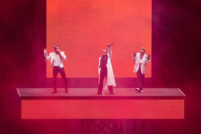 BIGBANG diễn concert kỷ niệm 20 năm, Châu Kiệt Luân bất ngờ xuất hiện phía sau hậu trường Ảnh 1