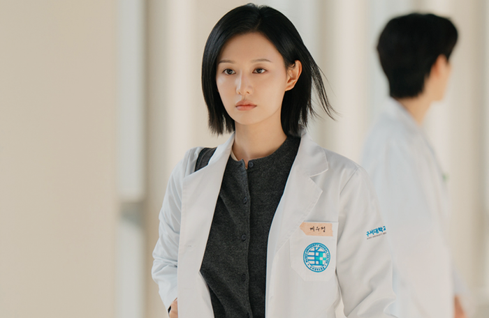 Doctor X đánh dấu lần đầu SBS khai thác thể loại y khoa noir, đồng thời tiếp nối dòng phim giàu tính giải tỏa cảm xúc và đề cao công lý của nhà đài.&nbsp;