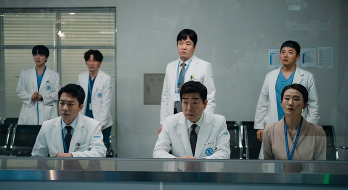 Doctor X quy tụ dàn diễn viên gồm Kim Ji Won, Lee Jung Eun, Son Hyun Joo và Kim Woo Seok.