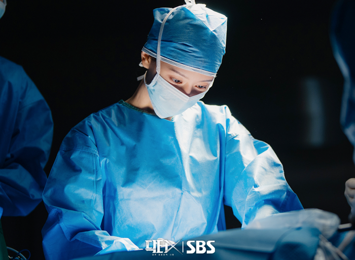 Kim Ji Won hóa thân thành nữ bác sĩ phẫu thuật thiên tài Gye Soo Jung trong phim Doctor X.