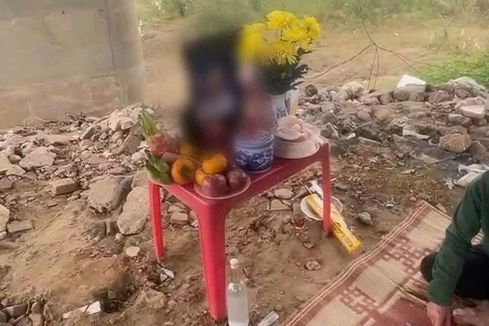 Bàn thờ gia đình ông L. lập để tìm kiếm. Ảnh: CTV&nbsp;