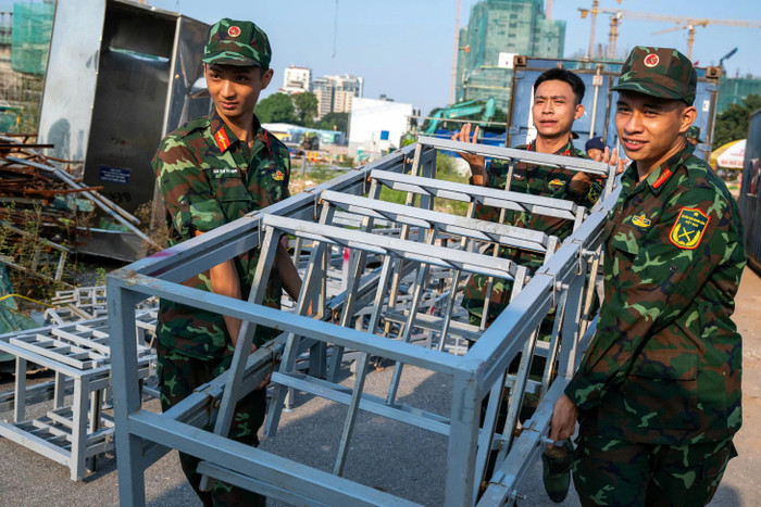 Lực lượng bộ đội tất bật chuẩn bị để đêm bắn pháo hoa diễn ra thuận lợi, suôn sẻ - Ảnh: A.DŨNG&nbsp;