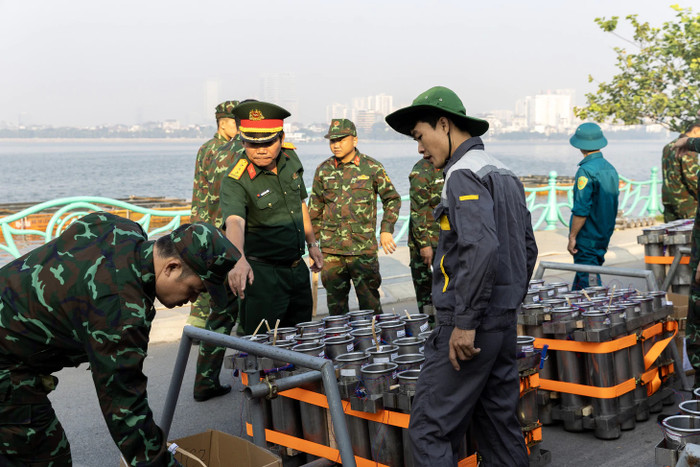 Các lực lượng tiến hành kiểm tra, lắp đặt pháo hoa, sẵn sàng khai hỏa tối 10/10 - Ảnh: A.DŨNG&nbsp;