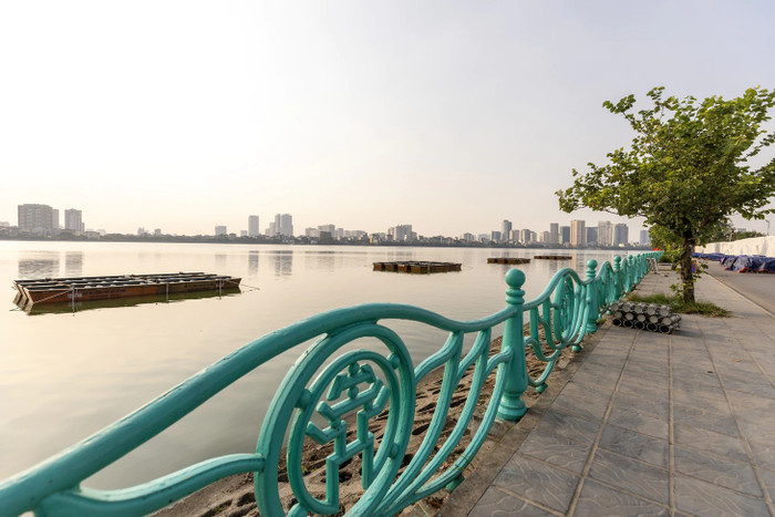 Dàn pháo hoa nước lần đầu tiên được lắp đặt trên mặt nước hồ Tây - Ảnh: A.DŨNG&nbsp;