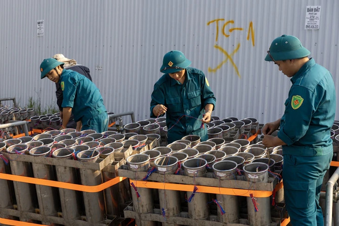 Cận cảnh dàn pháo hoa nước lần đầu lắp giữa lòng hồ Tây, chờ khai hỏa dịp 10/10 Ảnh 5