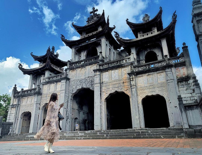 Du khách đến tham quan, chụp ảnh. Ảnh: Luxtour