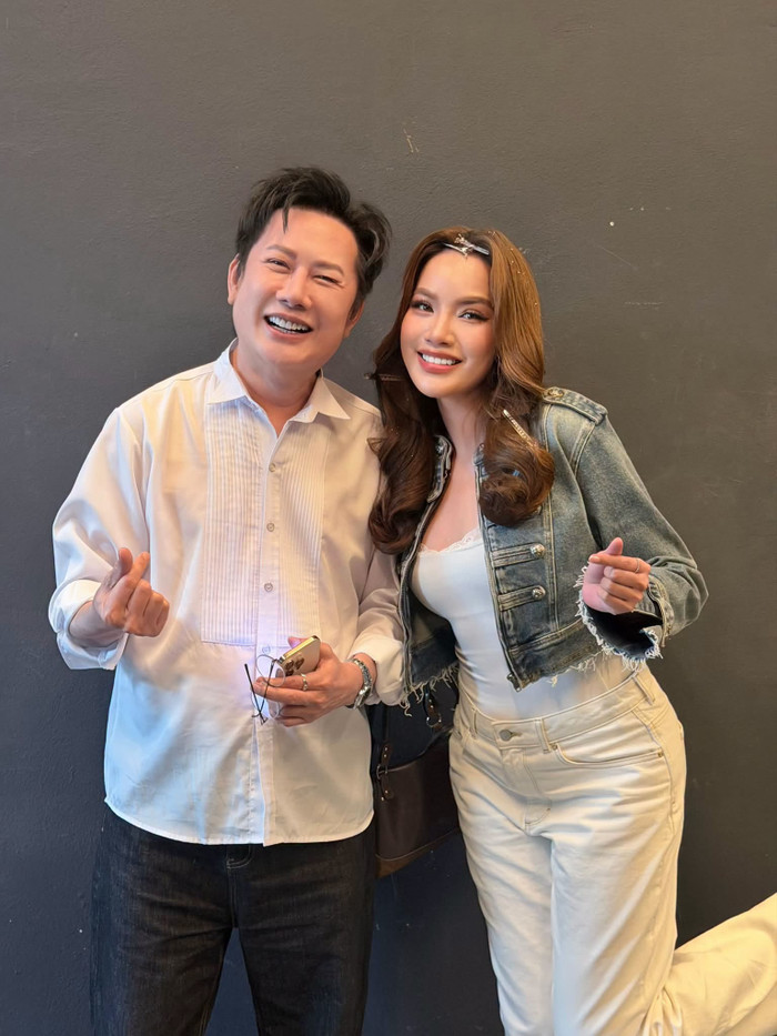 Lê Hoàng Phương bay qua Thái Lan, trực tiếp ủng hộ Emoura Phạm ở chung kết Miss Grand International 2026. Nàng hậu hội ngộ ông Nawat, chủ tịch cuộc thi.