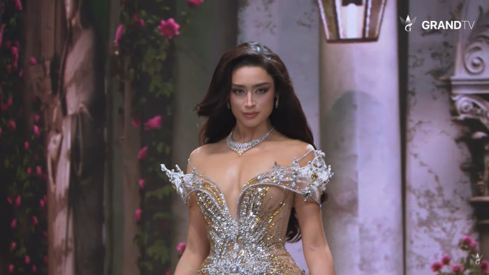 Trực tiếp chung kết Miss Grand International 2026: Emoura Phạm quyến rũ diễn Trang phục dạ hội khi lọt Top 11 Ảnh 2