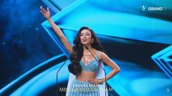 Trực tiếp chung kết Miss Grand International 2026: Emoura Phạm tự hào hô vang 'Việt Nam', mở màn đêm thi Ảnh 1