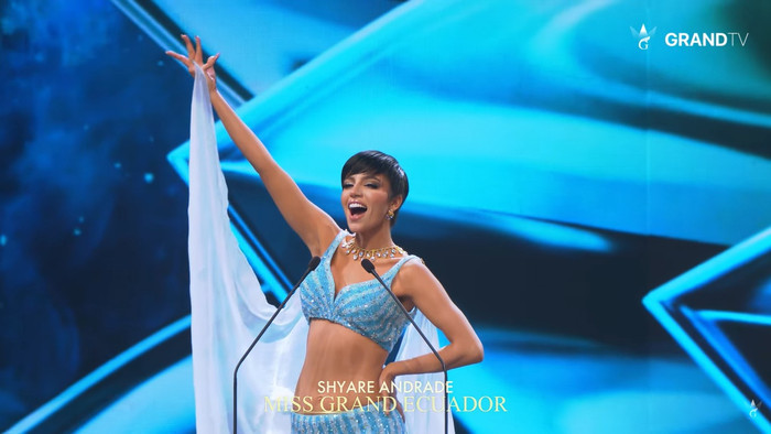 Các thí sinh lần lượt hô tên, quốc gia ở phần mở màn đêm thi chung kết Miss Grand International 2026.