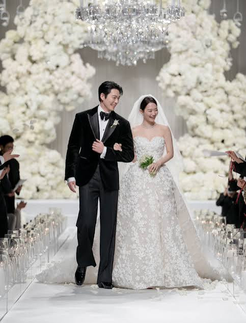 Shin Min Ah hiện có hôn nhân viên mãn bên Kim Woo Bin.