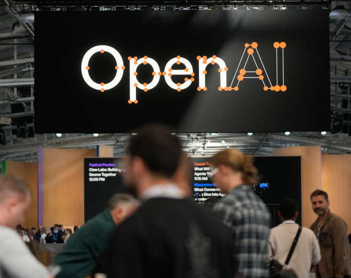 OpenAI dự báo doanh thu năm nay đạt 50 tỷ USD, thấp hơn 20 tỷ USD so với mức từng công bố, làm dấy lên lo ngại về đà tăng trưởng nhu cầu AI. Ảnh: The Guardian
