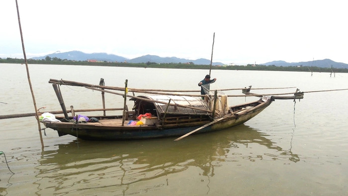 Người dân đánh chài ở sông Lam. Ảnh: báo Dân Trí