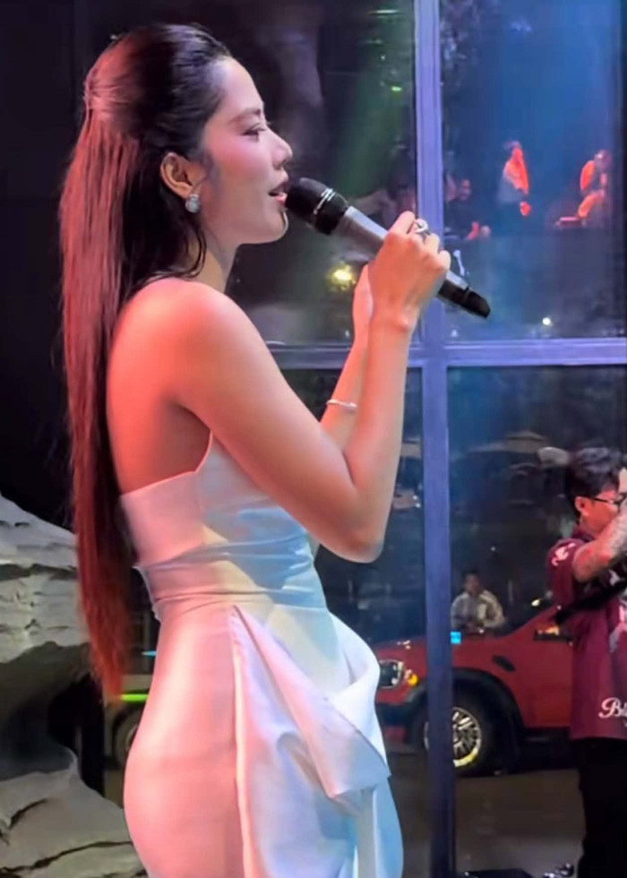 Nam Em gây bất ngờ khi đi diễn quán bar nhưng lựa chọn bộ đầm dài với thiết kế lịch sự.