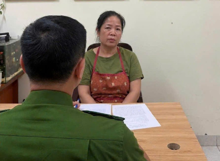 Nguyễn Thị Hoa tại Cơ quan Công an. Ảnh: Công an TP Hà Nội