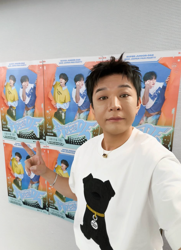 Shindong tạo dáng trước poster quảng bá sự kiện gặp gỡ người hâm mộ tại Nhật Bản của Super Junior-D&E.
