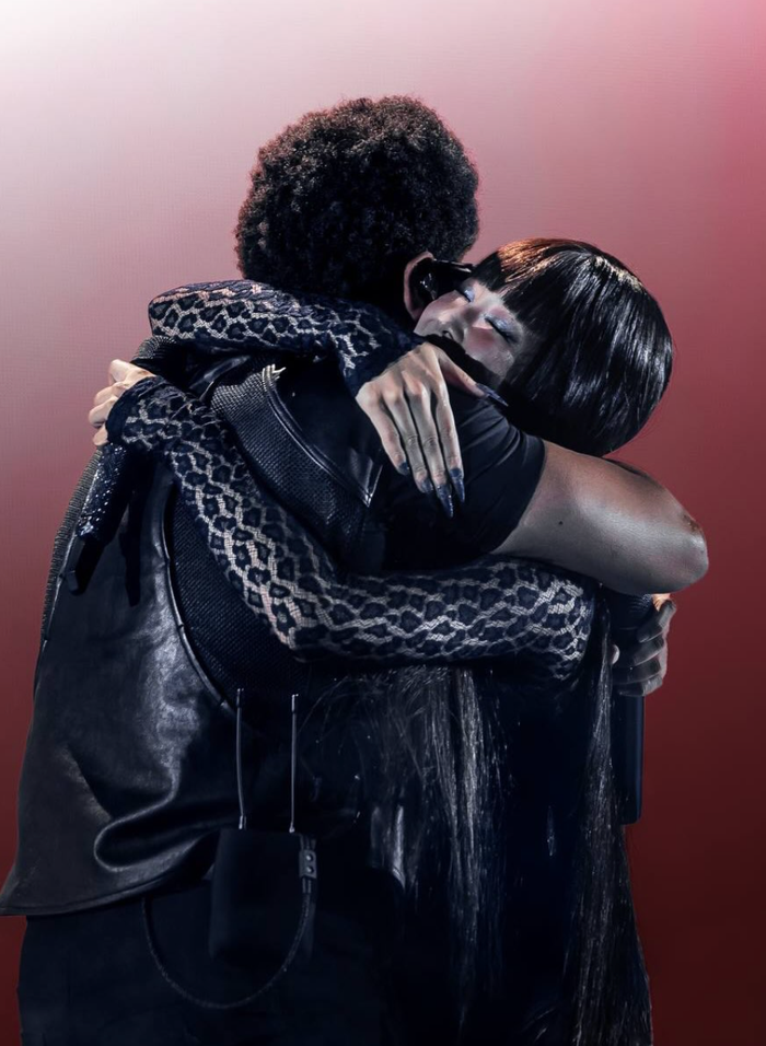 Khoảnh khắc Jennie và The Weeknd trao nhau cái ôm thân mật đã thu hút sự quan tâm.