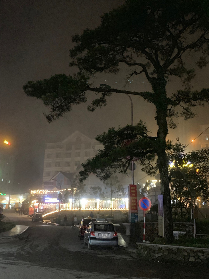 Thị trấn mờ sương khi đêm xuống. Ảnh: TTO