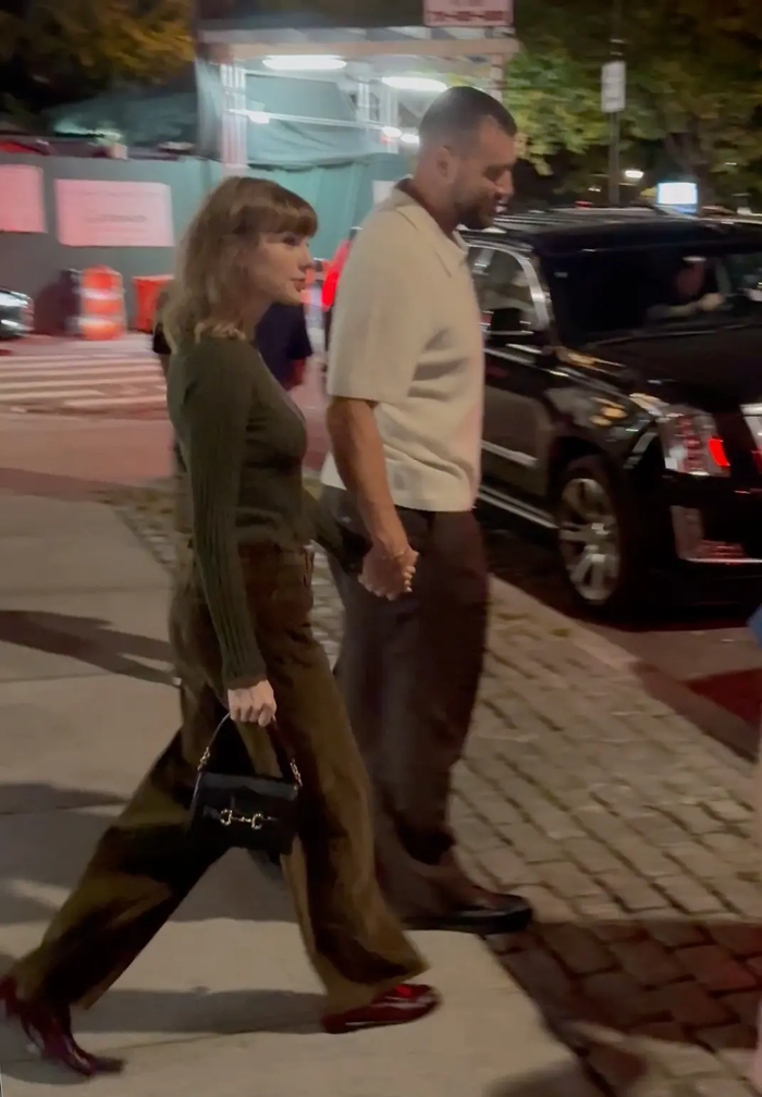 Taylor Swift và Travis Kelce được bắt gặp cùng nhau tận hưởng buổi hẹn hò lãng mạn.