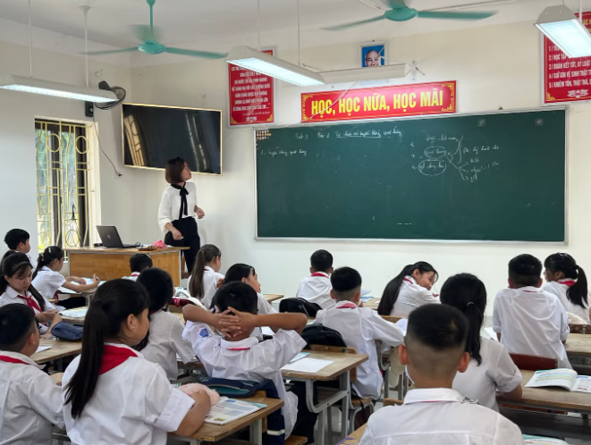 Hà Nội cấm trường học ép học sinh tham gia chương trình liên kết trong năm học này.&nbsp;