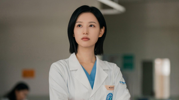 Kim Ji Won gây chú ý khi trở lại màn ảnh với vai bác sĩ thiên tài trong Doctor X.