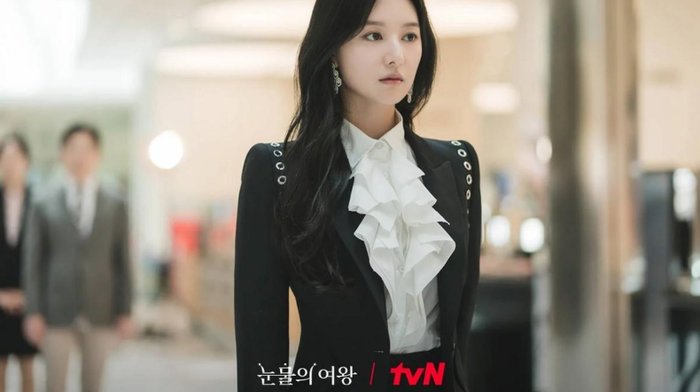 Từng gây tiếng vang với Nữ Hoàng Nước Mắt, Kim Ji Won tiếp tục thử sức với hình tượng hoàn toàn khác trong dự án mới.