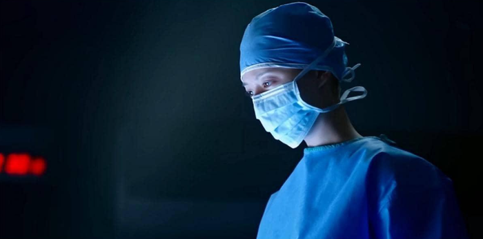 Những cảnh phẫu thuật căng thẳng là điểm nhấn trong hai tập đầu của Doctor X.