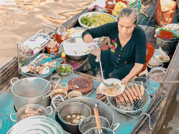 Những ghe bán hàng của tiểu thương trên chợ nổi. Ảnh: Sưu tầm