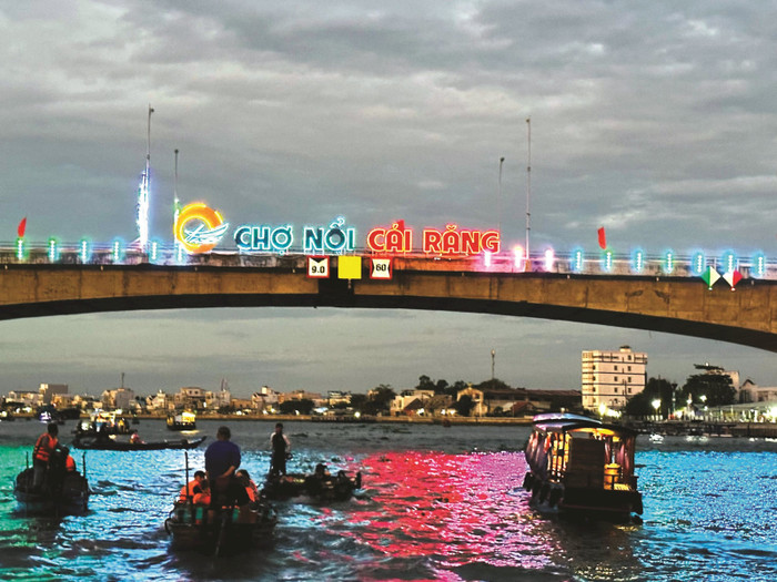 Trời chưa sáng, chợ nổi Cái Răng đã bắt đầu hoạt động. Ảnh: Sưu tầm