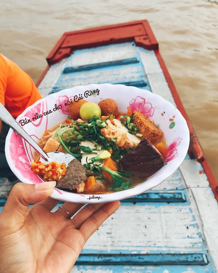 Món bún riêu trên chợ nổi. Ảnh: Sưu tầm