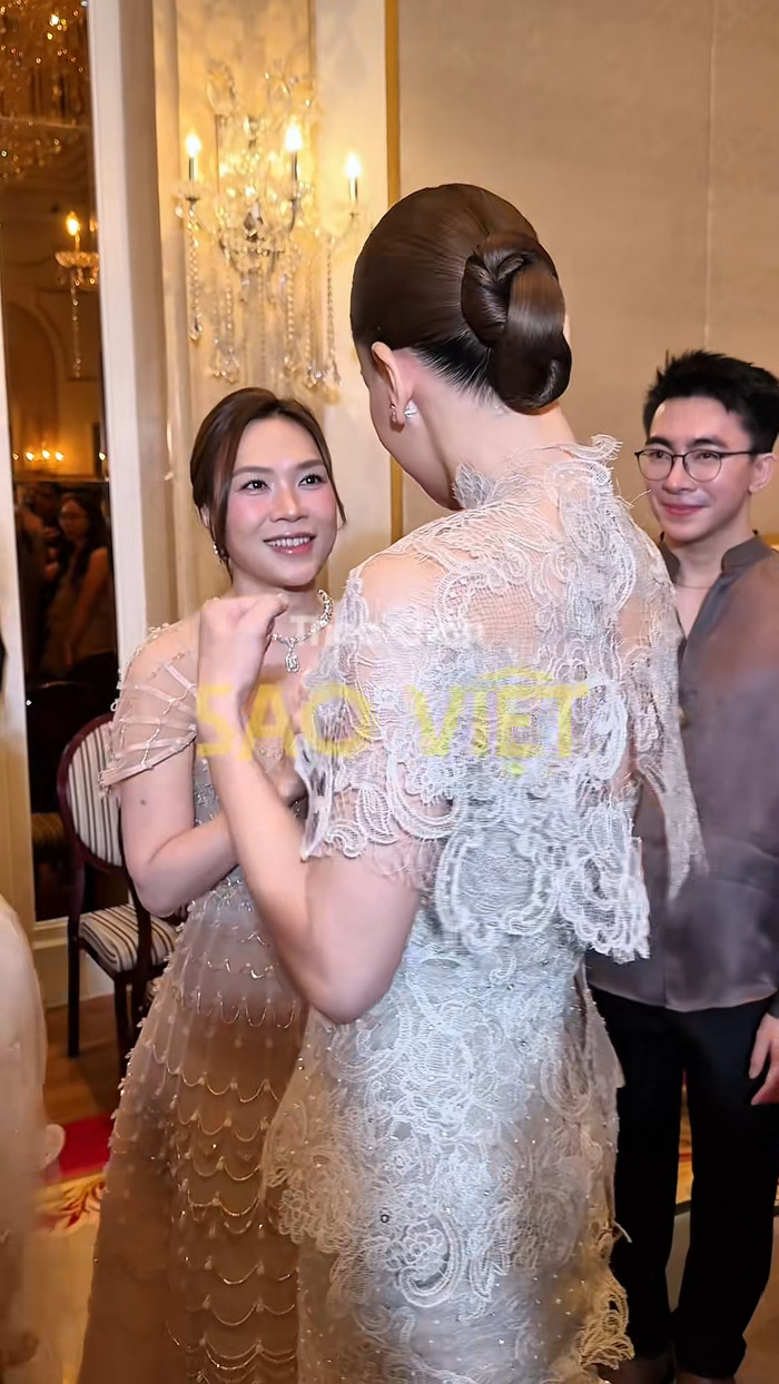Hồ Ngọc Hà chạy đến chào hỏi Mỹ Tâm sau khi sự kiện kết thúc. Ảnh chụp màn hình TikTok Theo Chân Sao Việt.