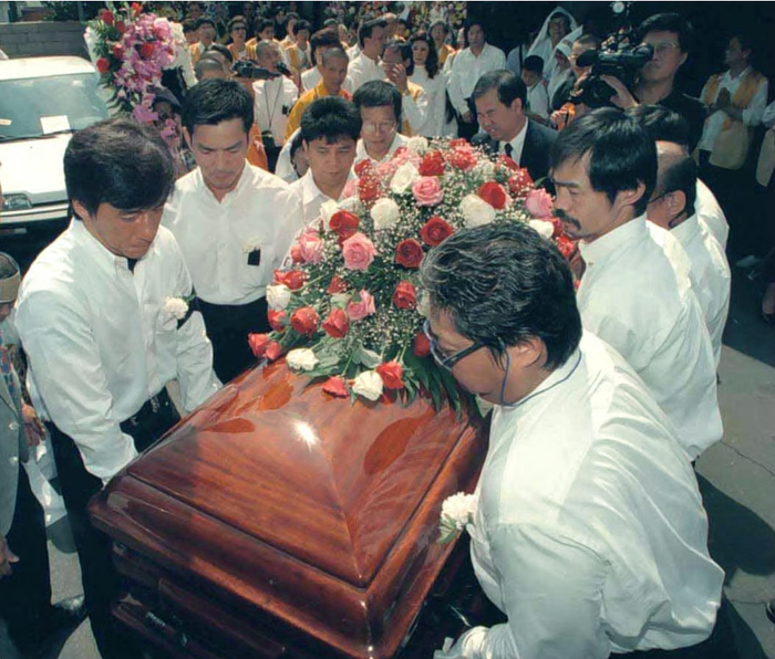 Tang lễ của Vu Chiêm Nguyên tại Los Angeles năm 1997. Đội khiêng quan tài do Hồng Kim Bảo (phía dưới bên phải) và Thành Long (phía dưới bên trái) dẫn đầu. Ảnh: SCMP