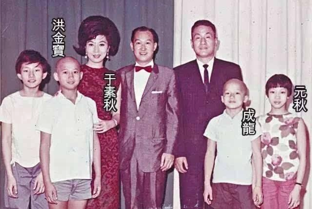 Thầy Vu chụp cùng con gái và nhóm học trò.