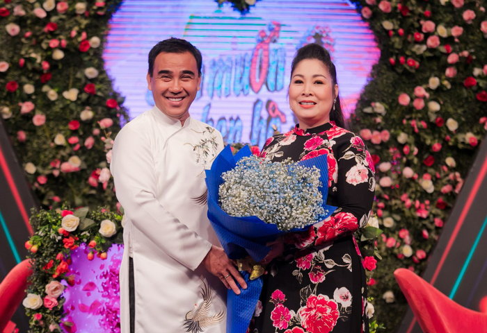 Quyền Linh và NSND Hồng Vân duy trì mối quan hệ đồng nghiệp thân thiết, thường xuyên ủng hộ các hoạt động nghệ thuật của đối phương.